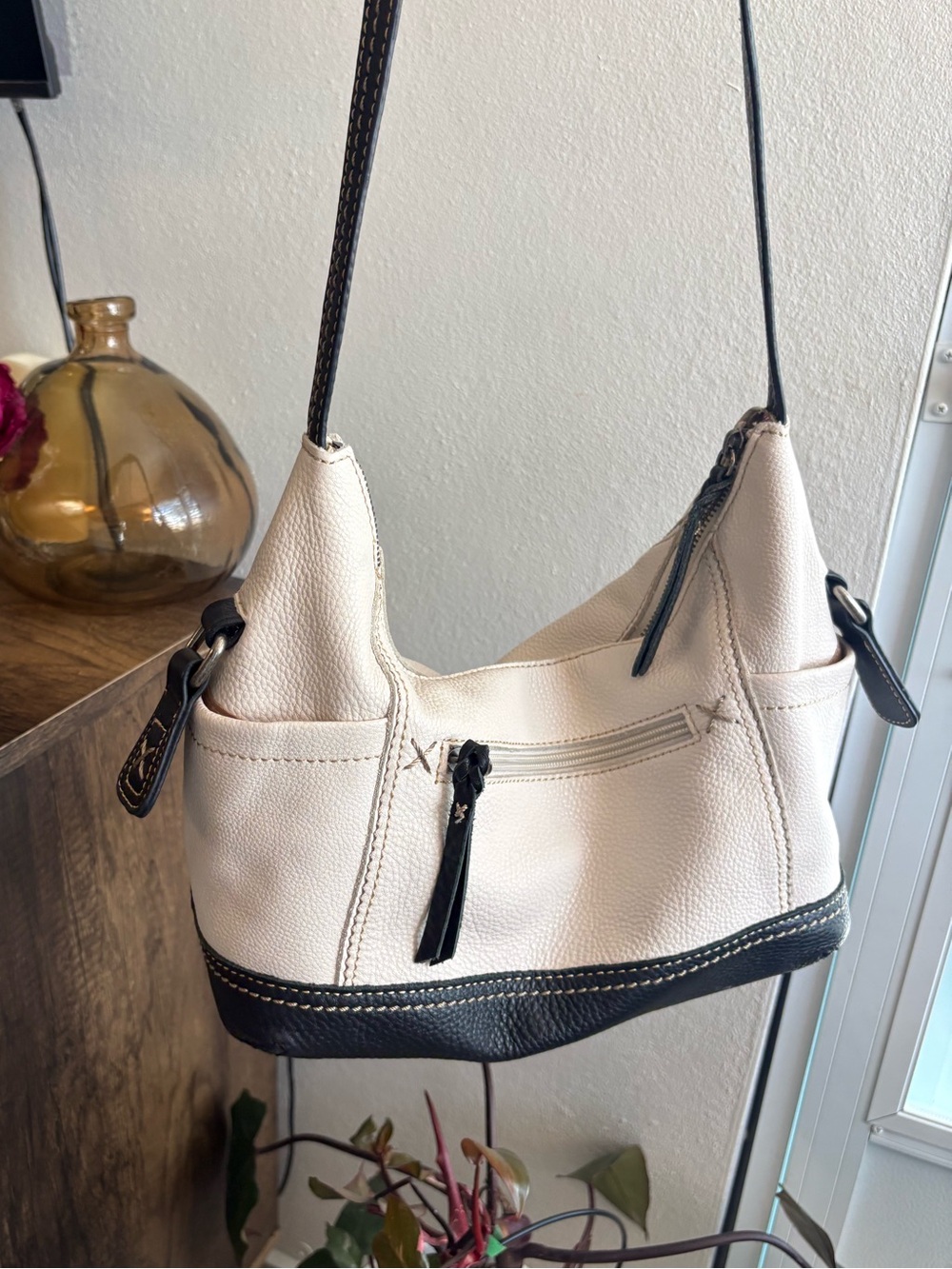 The Sak Kendra Pebble Leather Hobo Bag in Cream and Navy With Boho Bag Charm - Picture 2 of 8
